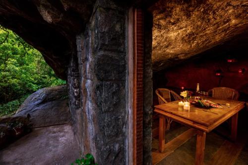 Kurumba-Cave-Dinning-Inner